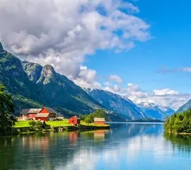 Norwegischer Fjord mit ruhigem Wasser und Sonnenschein im Sommer.