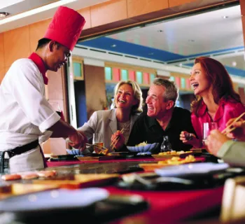 Gäste und Koch im Teppanyaki-Restaurant