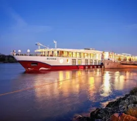 Das festlich beleuchtete nicko cruises Flusskreuzfahrtschiff BELVEDERE liegt zur blauen Stunde am Anleger.