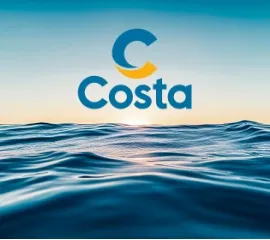 Das Logo von Costa Kreuzfahrt schwebt über dem Horizont an dem die Sonne untergeht.