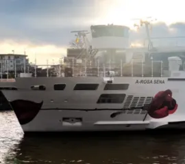 A-ROSA SENA liegt in einem Hafen und wartet darauf, die Reise fortzusetzen.
