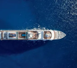 Die MS EUROPA 2 auf hoher See, fotografiert aus der Vogelperspektive.