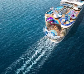 Das Schiff Wonder of the Seas gleitet im tiefblauen Wasser und hinterlässt eine Spur im Wasser.
