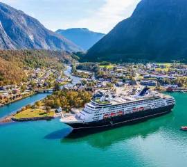 Die VASCO DA GAMA an einem Fjord.