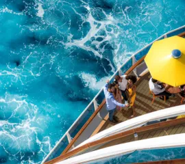 Costa C|Club-Mitglieder genießen den weiten Meerblick und sonnige Momente auf dem Außendeck eines Costa-Kreuzfahrtschiffs.