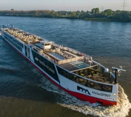 Die nickoSPIRIT fährt über den Fluss.