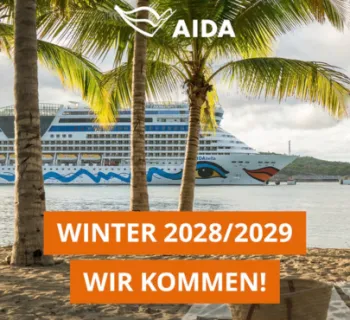 Seitenansicht eines AIDA Schiffes hinter Palmen. Vorne Aufschrift Winter 2028/29 wir kommen und das AIDA Logo in Weiß.