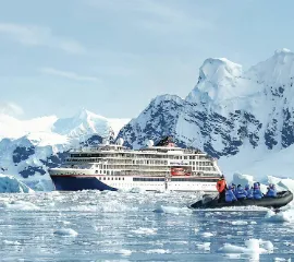 Blick auf eine Expeditionsreise mit Hanseatic Inspiration von Hapag-Lloyd in Antarktis.