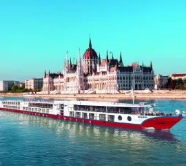 Blick auf das Schiff MS Bolero von nicko Cruises auf der Donau.