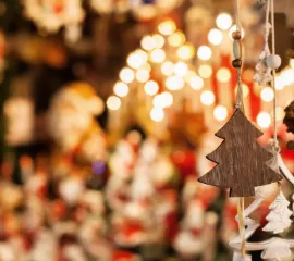 Ein Weihnachtsmarkt in Wien: Weihnachtsdekoration.