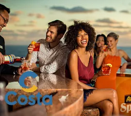 Gäste genießen Aperol Spritz an der Bar auf dem Außendeck eines Schiffs von Costa Kreuzfahrten während des Sonnenuntergangs.