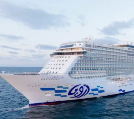 Das Schiff AROYA gleitet im tiefblauen Wasser.