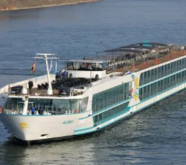 Das Schiff MS Alena von Phoenix gleitet im Wasser.