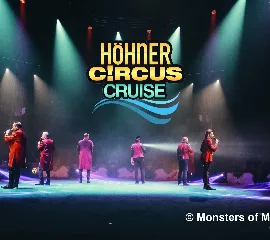 Die Band Höhner live auf der Bühne in einer Zirkusmanege unter Scheinwerferlicht mit dem Logo Höhner Circus Cruise.
