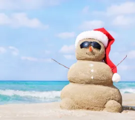 Ein Schneemann am Strand als Symbol der sonnenverwöhnten Routen mit Rhapsody of the Seas im Wintersaison 2028/29.