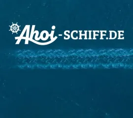 Das Logo der Ahoi-Schiff GmbH. Auf dem Hintergrund ist das Meer zu sehen.