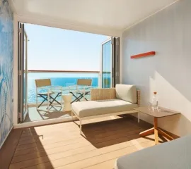 Eine geräumige Balkonkabine an Bord er Costa Toscana, wo ein Rollstuhl genug Platz hat.