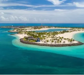 Das Ocean Cay MSC Marine Reserve in den Bahamas an einem sommerlichem Tag mit klarem Wasser, dass die Insel umgibt. Copyright: MSC Rights