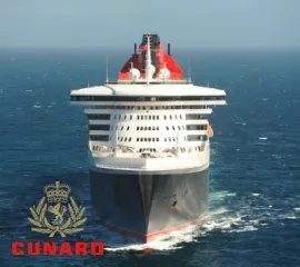 Das Cunard Schiff Queen Mary 2 auf hoher See mit dem Cunard Logo in der unteren linken Ecke.