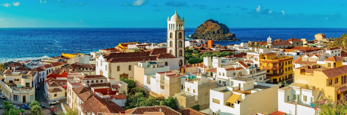 Sonniges Wetter Teneriffa: Ausflug nach Candelaria Strahlender Sonnenschein über der Basilika von Candelaria auf Teneriffa.