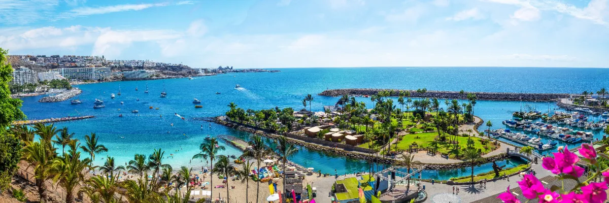 Schönste Strände Gran Canaria: Anfi del Mar Die Bucht von Anfi del Mar auf Gran Canaria mit weißem Sandstrand, türkisfarbenem Wasser und Palmen.