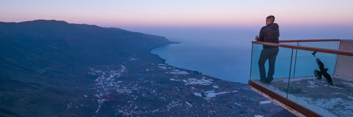 Sehenswürdigkeit El Hierro: Mirador de la Peña Blick von der Aussichtsplattform Mirador de la Peña auf El Hierro über das weite El-Golfo-Tal und die Küste im Abendlicht.
