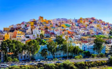 Landausflug Las Palmas: Bunte Häuser von Gran Canaria Blick auf die farbenfrohen Häuser am Hang von Las Palmas de Gran Canaria, ein beliebtes Fotomotiv bei einer Kanaren Kreuzfahrt.