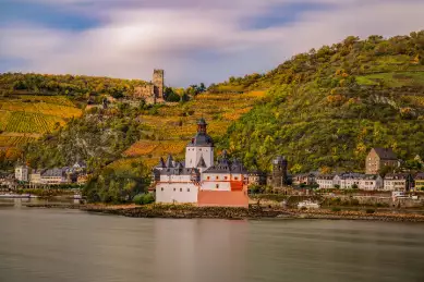 Die Stadt Kaub liegt am Rhein. Sie sehen den Ausblick auf die Stadt. Das Foto wird durch die Burg Gutenfels und die Burg Pfalzgrafenstein geprägt.
