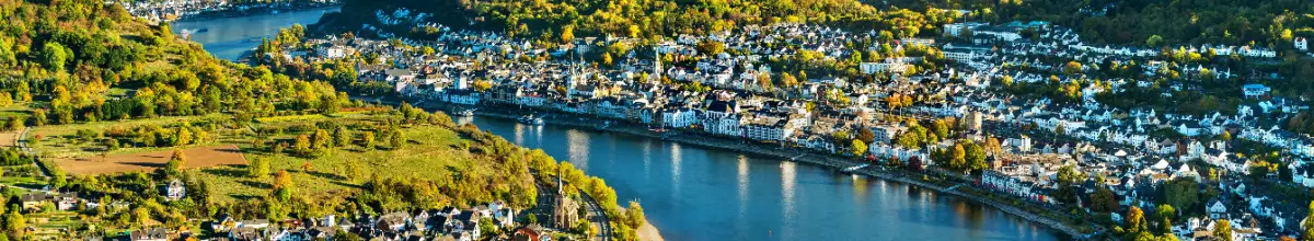 Der Rhein verläuft zwischen Boppard und einer weiteren Stadt. Diese sind aus der Vogelsperspektive dargestellt.
