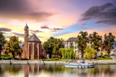Am Havel-Ufer legt ein Boot an. Im Hintergrund steht die Architektur der Stadt.