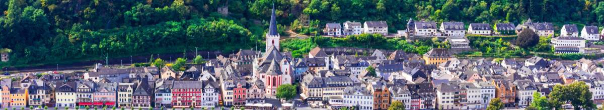 Das Panorma blickt über die Dächer der Stadt am Rhein Sankt Goar.