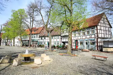 Der Marktplatz von Bad Essen in Niedersachsen geschmückt duch Fachwerkhäuser.