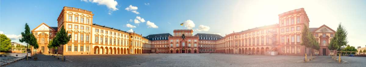 Blick auf die barocke Schlossanlage in Mannheim.
