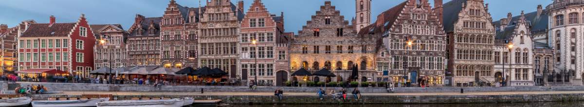 Blick auf die historischen Häuserfronten an der Uferpromenade in Gent.