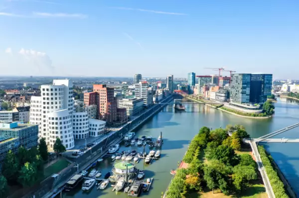 Medienhafen große Gebäude am Medienhafen in Düsseldorf mit Booten auf Wasser
