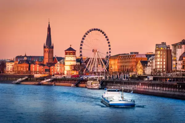 Düsseldorf am Abend Altstadt mit Riesenrad am Abend