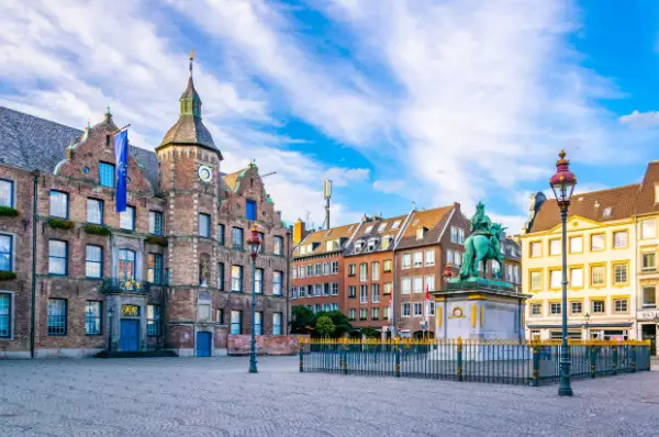 Altstadt Düsseldorf altes Rathaus mit Statue und historischen Häusern in Düsseldorf