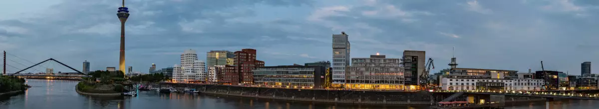 Skyline von Düsseldorf am Abend beleuchtet