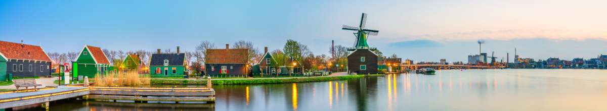 Panoramablick auf das Freilichtmuseum Zaanse Schans mit Windmühlen und historischen Häusern.