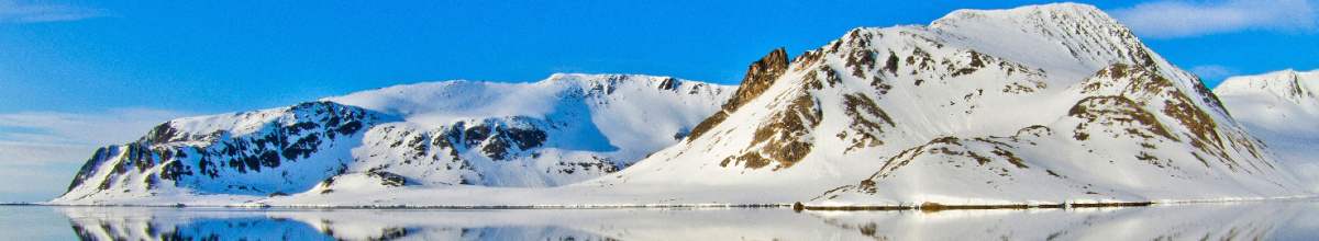 In Panoramaansicht sehen Sie Eisberge von Spitzbergen.