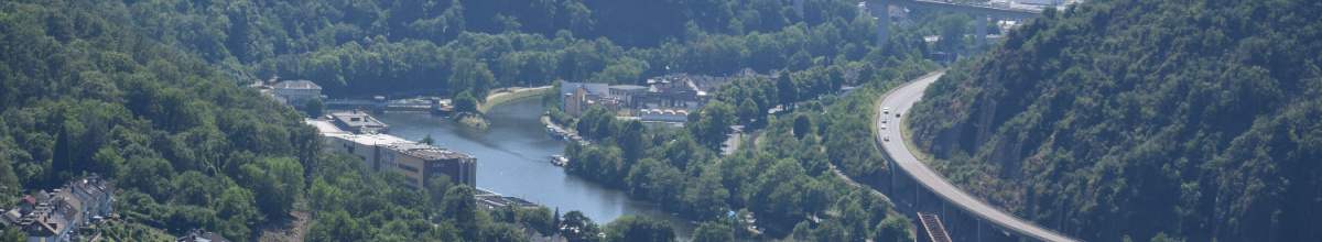 Das Panorama zeigt den Rhein und die Landschaft um Lahnstein.