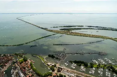 Aus der Vogelperspektive blickt man auf den Deich, welcher sich hinter Lelystad ersteckt.