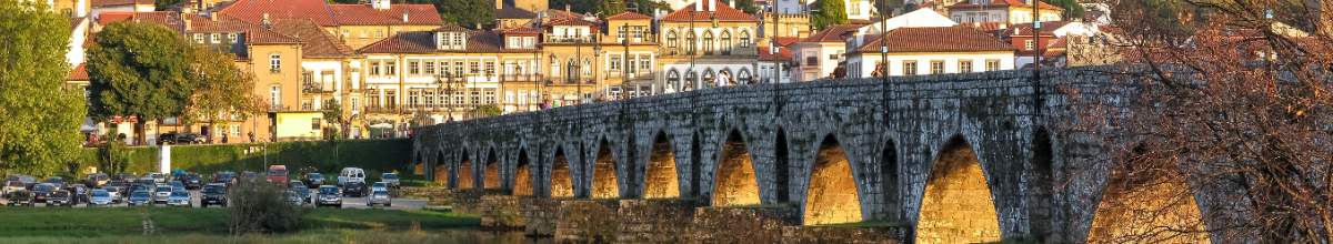 Die Brücke führt über en Douro.