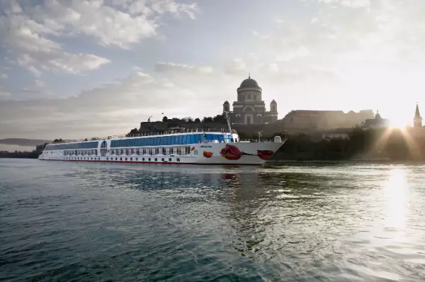 Flusskreuzfahrt über Esztergom an der Donau.