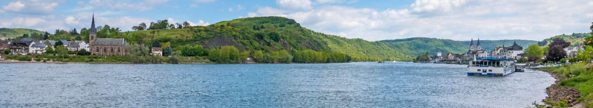 Das Panorama zeigt den Rhein und seine Landschaft.