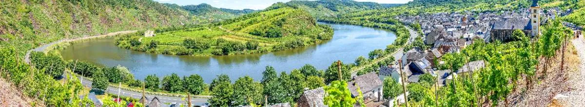 Die Moselschleife mit umliegender Landschaft. Fahren Sie mit A-ROSA zu den schönsten Orten an der Mosel.