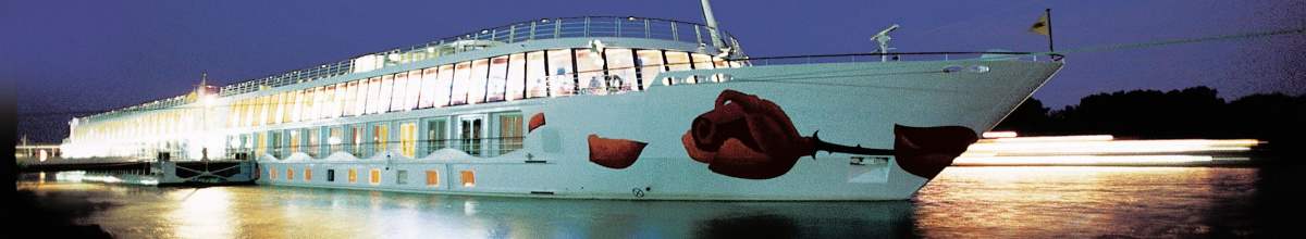 Bei Nacht fährt das A-ROSA Schiff über den Fluss.