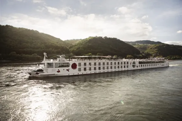 Außenansicht eines Flussschiffes von A-ROSA bei Sonnenschein.