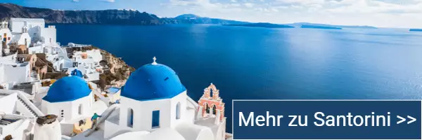 Zum Artikel über Santorini >> Weiße Kirchen mit blauen Kuppeln hoch über dem Meer in der Ortschaft Oia auf Santorini.