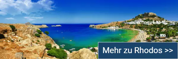 Zum Artikel über die griechische Insel Rhodos Griechische Inseln: Blick auf die Bucht von Lindos auf Rhodos, mit der Stadt im Hintergrund